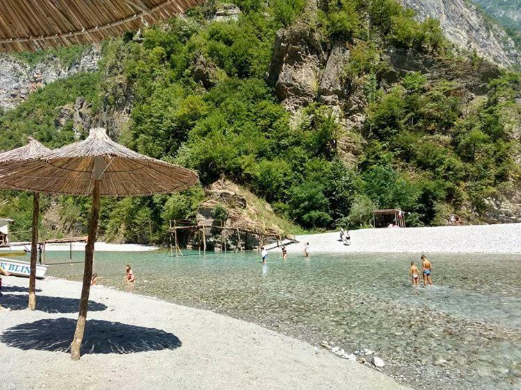 Park Blini Shala River Moll' e Shoshit Exterior foto